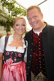 Monika Gruber und Paulaner Chef Andy Steinfatt sind frisch liiert. Die Schleife ist schon mal rechts bei der Gruberin = liiert... (©Foto: Ingrid Grossmann)